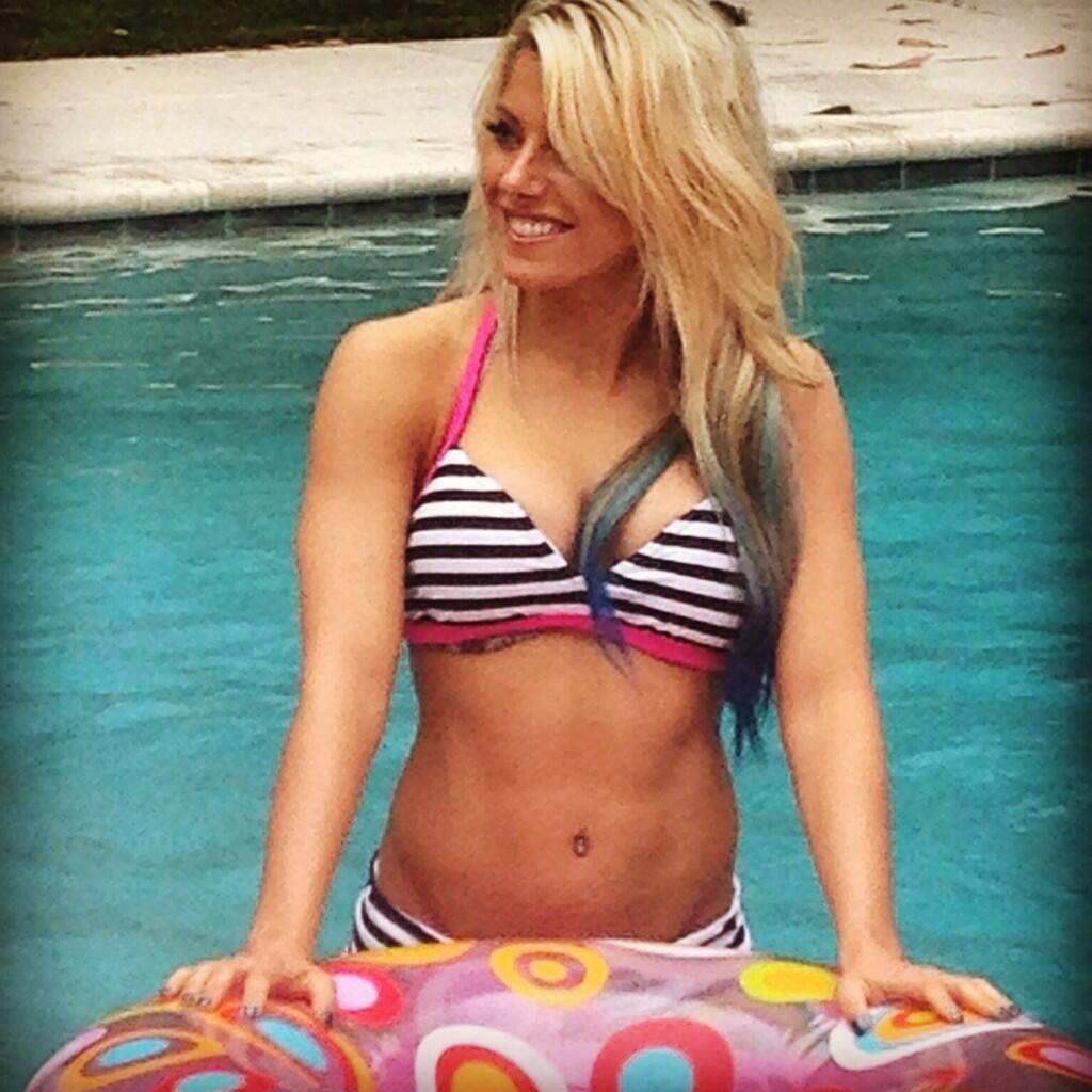 Wwe Divas In Bikini
